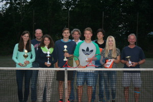 Auf dem Bild von links: Ulrike Hartmann, Jürgen Tögel, Lisa-Marie Christ, Fabian Tögel, Werner Weis-haupt, Julian Christ, Tim Wieland, Re-becca Wawatschek, Georg Schwarmann 