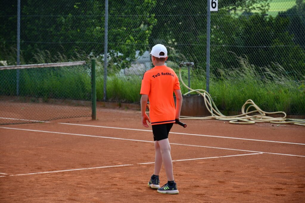 Junge auf einem Tennisplatz