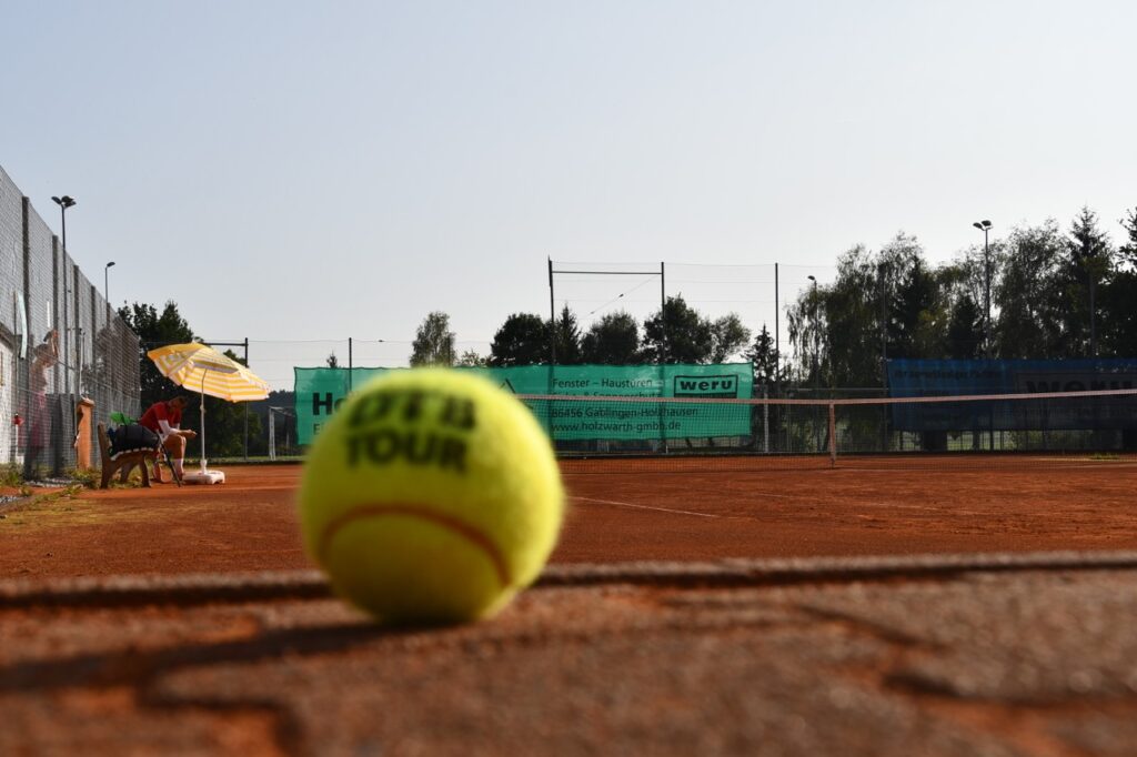 Tennisball auf dem Tennisplatz des FC Horgau e.V.