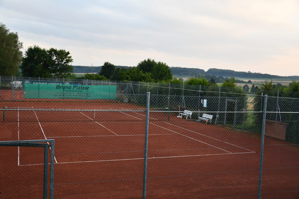 Blick auf einen Tennisplatz.